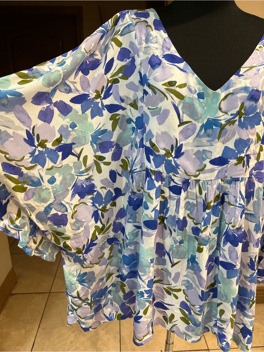 ANDREE BY UNIT Blue and White Floral V-Neck Tunic - Picture 2 of 7